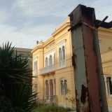 ...si erge il cancello di uno degli edifici che caratterizzava questa zona in passato: l�elegante ma in perenne restauro Villa Vittoria